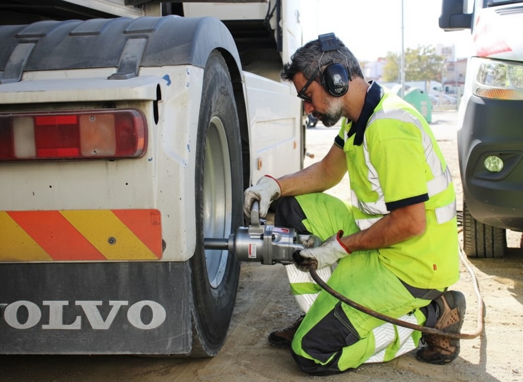 furgoneta asistencia en carretera gruas carvajal